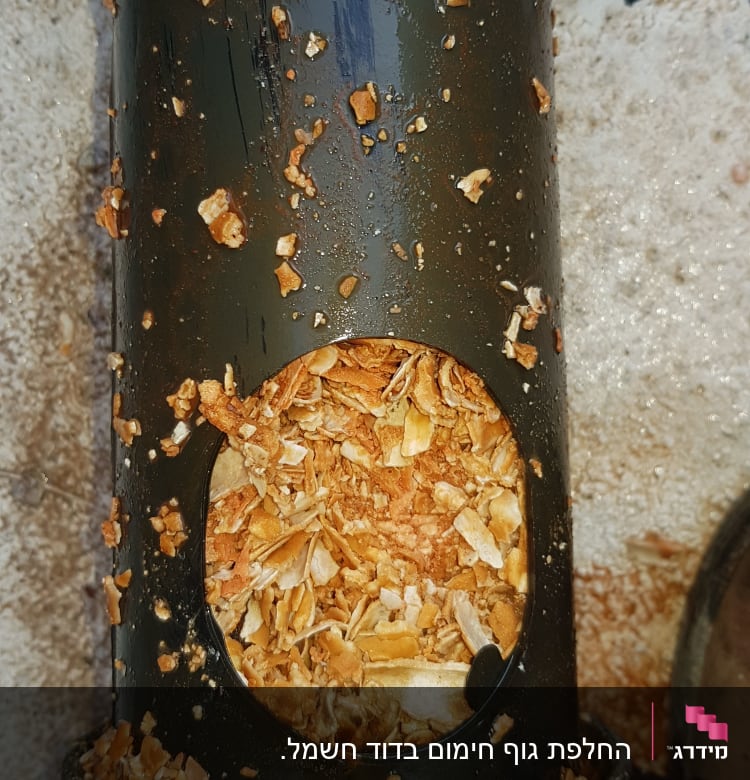 צינור שחור עם הצטברות אבנית פנימית